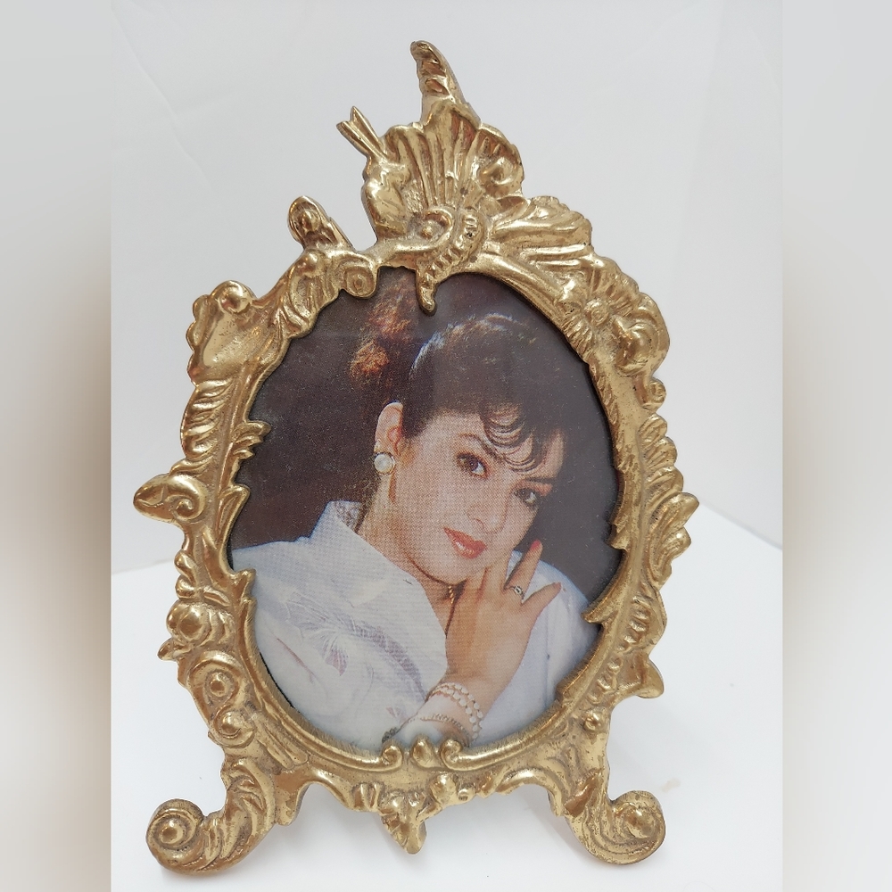 VTG luxury ornate oval brass photo picture frame free standing India gift Item